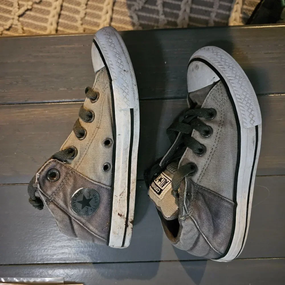 Converse Boy's Silver & Charcoal Chuck Taylor All Star Axel Old Sneaker Size 1